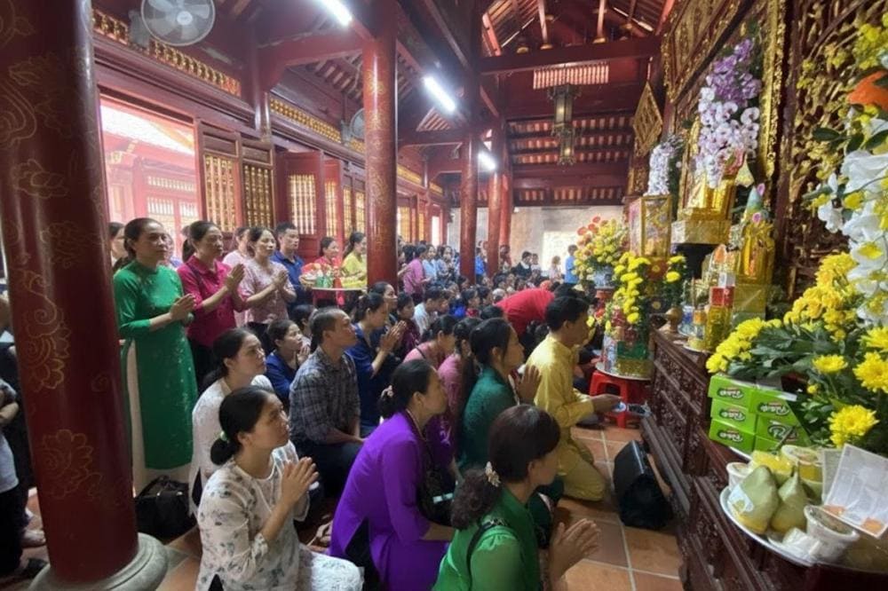 Giữ trang nghi&ecirc;m v&agrave; t&ocirc;n trọng di t&iacute;ch, kh&ocirc;ng g&acirc;y ồn &agrave;o ở đền